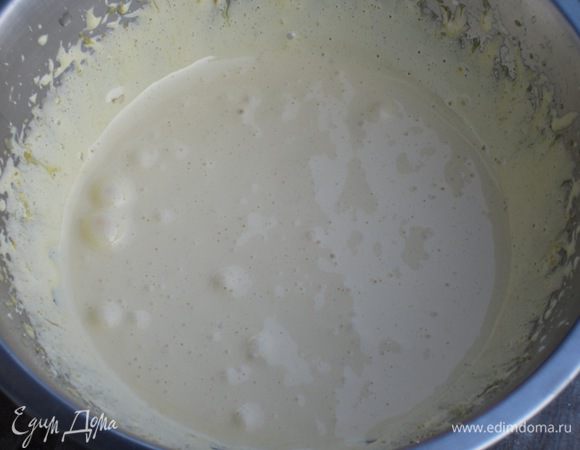 Бисквит:
Миксером взбить желтки с сахаром, цедрой 1 лимона и ванилином не менее 15 минут.
