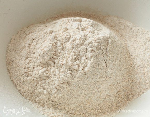 Все продукты должны быть комнатной температуры. Смешать овсяную и пшеничную муку, просеять.