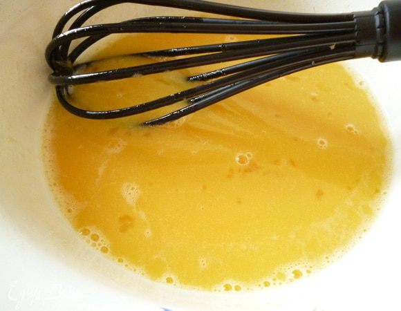 Яйца слегка взбить венчиком с щепоткой соли. Сахар в блинное тесто я никогда не добавляю. А здесь овсяная мука, она сама по себе обладает сладковатым вкусом.