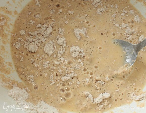 Добавить к яичной смеси половину стакана молока, перемешать, понемногу добавить муку.