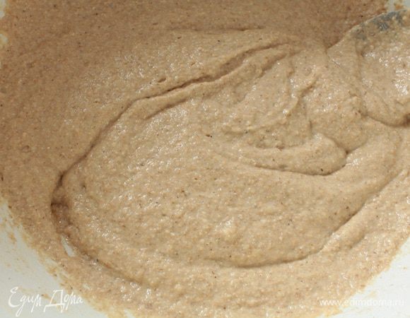 Добавить еще половину стакана молока, хорошо перемешать, получится вот такое густое тесто. Накрыть посуду с тестом крышкой и дать постоять ему 35–40 минут.