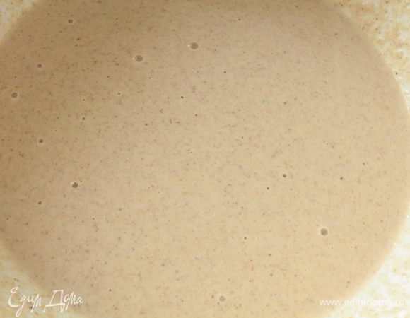 Затем добавить остальное молоко, хорошо перемешать.