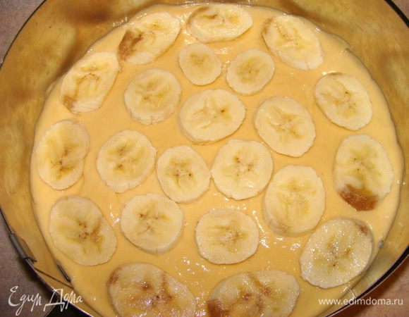 Сверху распределить дольки банана. Выпекать при 180* 25-35 минут. Хочу повториться, печенье-корж получается плотный, хоть и становится мягким, после пропитки. Если вы любитель очень воздушного десерта-мусса, то можно использовать в место этого коржа печенье савоярди. Но в таком случае, курагу тоже не советую использовать, она поддерживает структуру коржа в данном рецепте! Кто любит жевать, для того это безупречное структурное сочетание, а кто любит только мусс, используйте савоярди! 