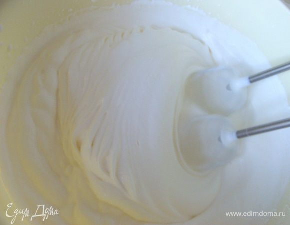 Холодные сливки 33% взбить до устойчивых пиков, постепенно добавляя сахарную пудру. Пудру можно заменить сгущенным молоком. Потом добавить маскарпоне, продолжая взбивать. Маленькими порциями добавить желатин, постоянно взбивая. Разделить получившуюся массу на две части.