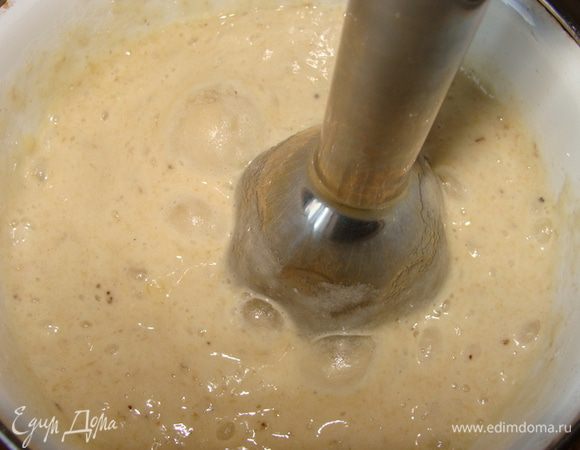 И измельченные до состояния пюре бананы. В другую часть добавить сливочно-ванильный ликер.