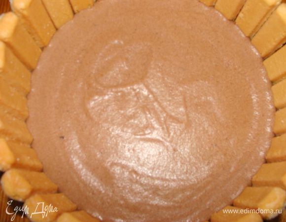 На корж выложить шоколадно банановый мусс. Поставить на 15 минут в морозилку.