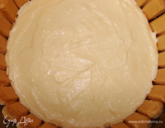 Сверху выложить сливочный мусс, опять убрать в морозилку на несколько минут.