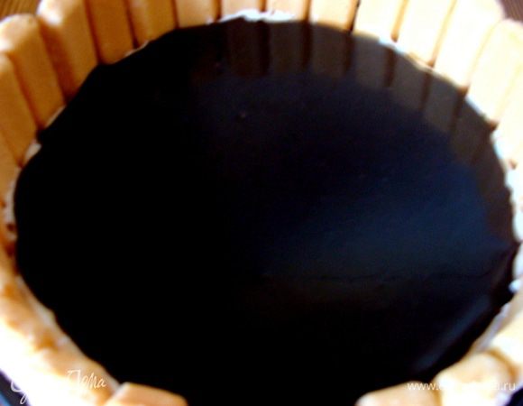 Шоколад растопить со сливками. Я люблю, чтобы он оставался потом мягкий. В зависимости от желания, количество сливок можно регулировать. Залить слегка остывшим шоколадом торт сверху.