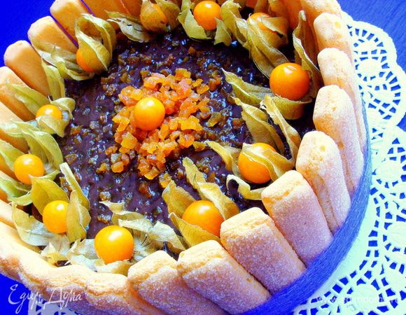 Убрать торт на ночь в холодильник. Перед подачей украсить физалисом. 