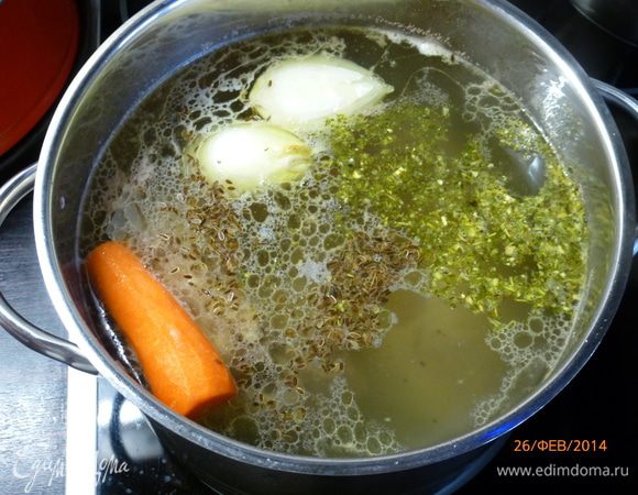 Варим куриный бульон. Грудку (или другие части курицы) заливаем 2.5 литрами холодной воды, доводим до кипения, снимаем пену. Уменьшаем огонь до минимума, добавляем разрезанную пополам луковицу, морковь целиком, укропное семя, перец, соль и другие приправы по желанию. Варим 1-1.5 часа.