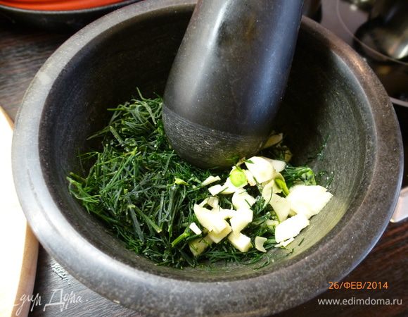 Готовим песто. Зелень укропа нарезаем как можно мельче, мелко нарезаем чеснок. В ступке растираем укроп с чесноком и солью до образования пасты, постепенно подливая масло (масла может понадобиться чуть больше или меньше, все по-желанию). 