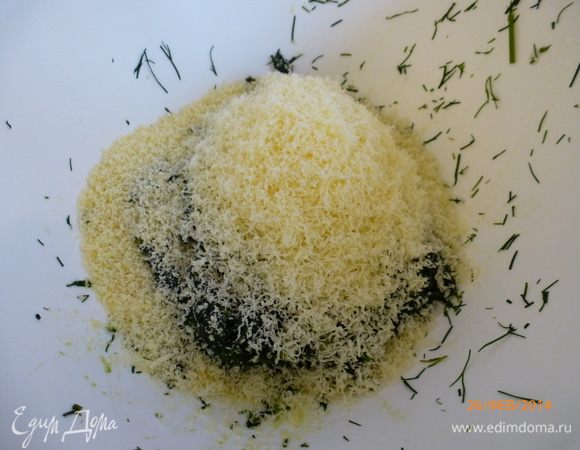 Натираем на мелкой терке пармезан (или любой другой твердый сыр). Добавляем к укропной пасте, перемешиваем. Песто готово.