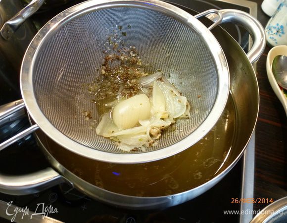 Процеживаем готовый бульон.