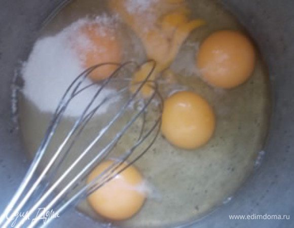 Яйца взбиваем с сахаром и солью.