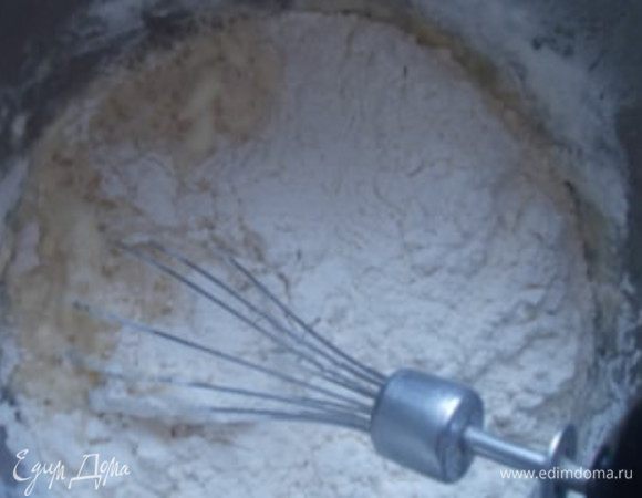 Выливаем половину молока,которое предварительно нагрето до теплого состояния. Добавить муку. Взбить до однородного состояния.