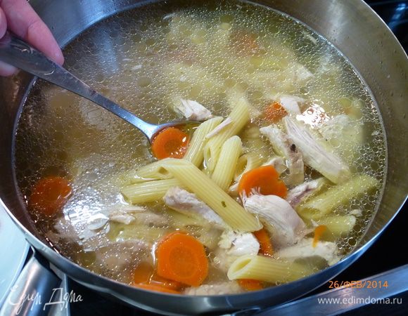 Мясо нарезаем средними кусочками, морковь - колечками, лук нам уже не нужен. В бульон добавляем мясо, морковь и пенне, доводим до кипения и снимаем с огня.