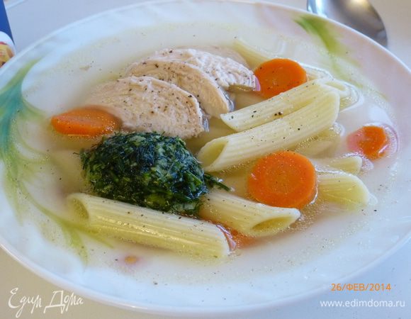 Разливаем суп по тарелкам. В каждую тарелку добавляем по ложке песто. 
Приятного аппетита!