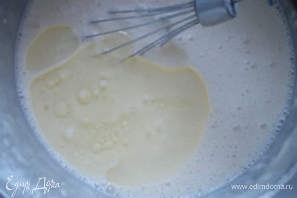 Влить остальное молоко и растительное масло. Если тесто будет густоватым, добавить ещё молока,а если жидковатым, то нужно отделить часть тесто, добавить в нее муки,хорошо перемешать и вылить в общую массу,так у вас не получится комков.