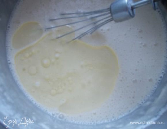 Влить остальное молоко и растительное масло. Если тесто будет густоватым, добавить ещё молока,а если жидковатым, то нужно отделить часть тесто, добавить в нее муки,хорошо перемешать и вылить в общую массу,так у вас не получится комков.