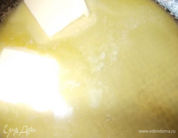 Для приготовления соуса,растопим масло в тяжелой сковороде.