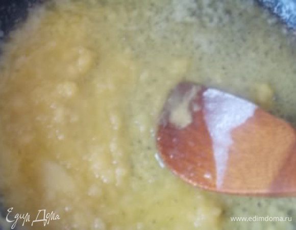 Всыпаем муку и тщательно ее растворяем.