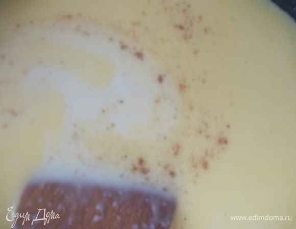 Медленно вливаем горячее молоко,не переставая помешивать, чтобы не было комков. Варим до густоты, но не сильной, чтобы была консистенция ряженки. Солим и добавляем мускатный орех. Остужаем и добавляем сыр.