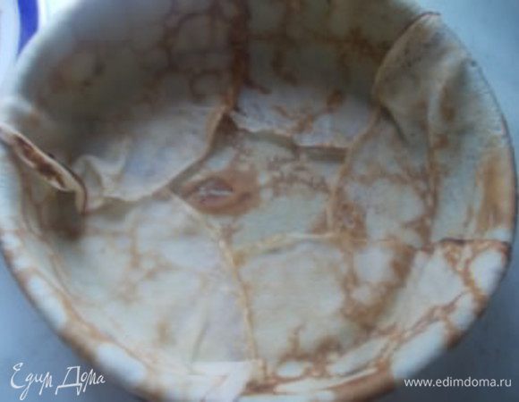 В разъемную форму укладываем блины. Один в середину, а другие по краю, чтобы край свисал из формы.