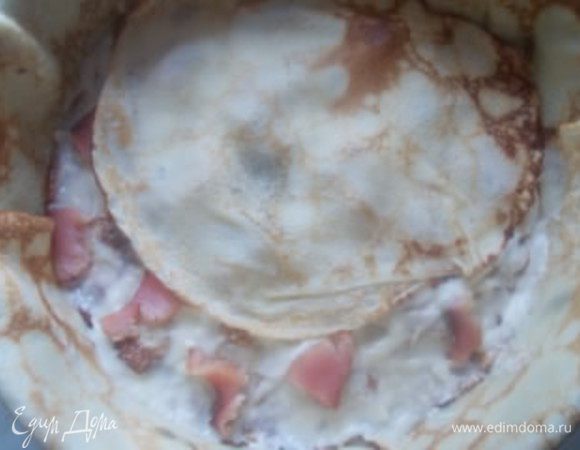 Сверху укладываем несколько блинчиков и снова смазываем соусом и выкладываем рыбку.Так делаем сколько угодно раз,пока не закончится место в форме.