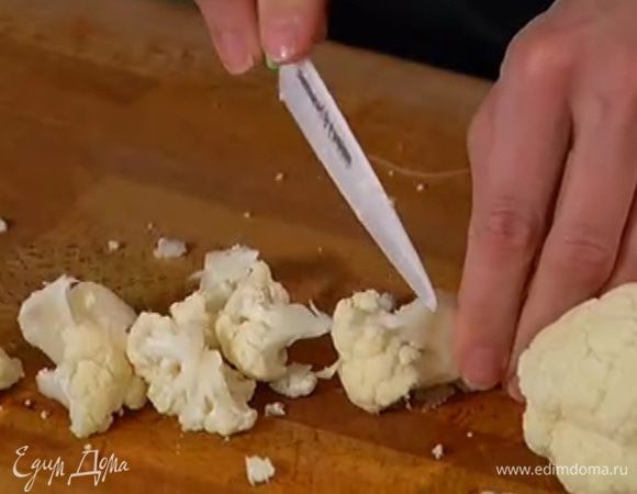 Цветную капусту разобрать на маленькие соцветия, грубые черенки удалить.