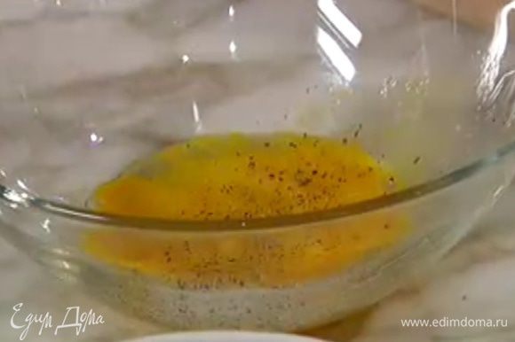 В глубокой посуде взбить вилкой одно яйцо, посолить, поперчить, выложить цветную капусту и перемешать.