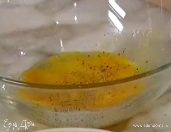 В глубокой посуде взбить вилкой одно яйцо, посолить, поперчить, выложить цветную капусту и перемешать.