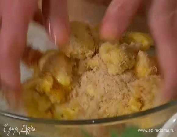 В другую посуду всыпать сухари, выложить капусту в яйце, все перемешать и ненадолго оставить.