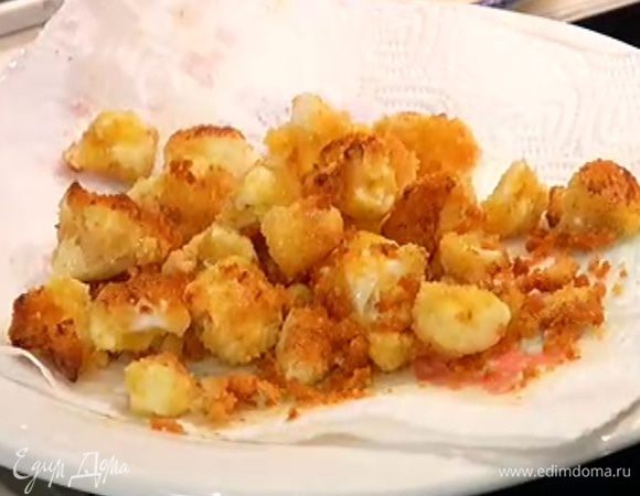 Разогреть в сковороде оливковое масло и обжарить цветную капусту до золотистого цвета, затем выложить на бумажное полотенце, чтобы удалить излишки жира.