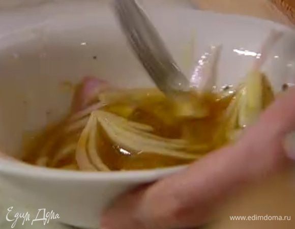 Приготовить заправку: шалот полить уксусом и оливковым маслом, добавить сахар, карри, посолить, поперчить и перемешать.