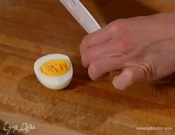 Второе яйцо отварить вкрутую, затем почистить и разрезать на 4 части.