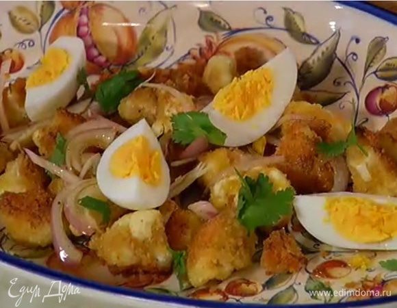 Кинзу слегка порвать руками и посыпать салат.