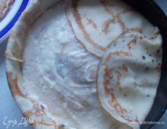 Последний слой смазываем соусом и края,которые свисают, заворачиваем вовнутрь.