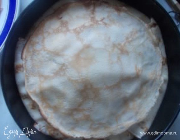 Кладем сверху блин,затем плоскую тарелку и прижимаем. Оставляем минут на 15, для пропитки.