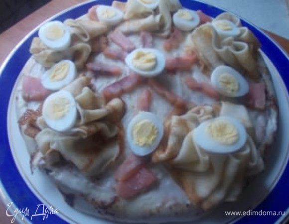 Украшаем торт рыбкой и вареными,перепелиными яйцами. Торт очень вкусный и нежный.