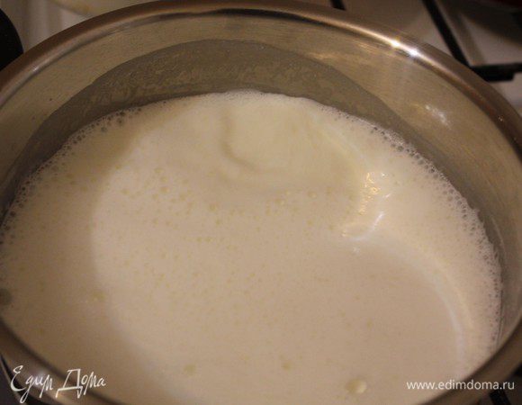 Молоко покупаем с коротким сроком хранения (до 10 суток) - это обязательное условие. Жирность молока от 2,5% и выше.  Ну а если у вас есть «знакомая» живая буренка, то я вам уже завидую.
Сметана годится 15 или 20%, главное она должна находиться в самом начале своего срока годности. Если хотите узнать, какой пользуюсь всегда я,  пишите в личку. Ставим молоко на плиту и доводим его до кипения.
