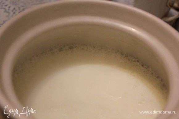 Переливаем молоко в керамическую(глиняную) посуду, главное чтобы до верха посуды еще оставалось пару см, а то молоко может «убежать». Крышкой не накрываем. Ставим в разогретую около 100 град. духовку.