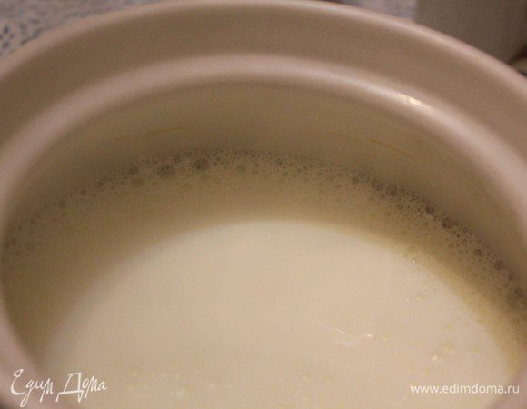  Переливаем молоко в керамическую(глиняную) посуду, главное чтобы до верха посуды еще оставалось  пару см, а то молоко может «убежать». Крышкой не накрываем. Ставим в разогретую около 100 град. духовку.
 
