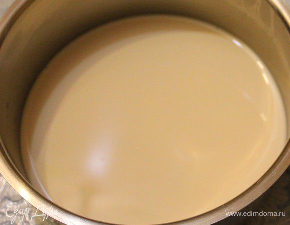 Я держу его в духовке не более 3 часов. Потому как дальше молока становится совсем мало.
Так как в моей семье никто не любит молочные пенки, то я процеживаю готовое топленое молоко через частое сито.
