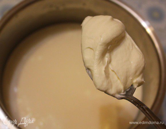 Остужаем до  38-40 град.(Опускаем в молоко палец, ему приятно тепло, но не горячо) . 
Отливаем полстакана и очень тщательно размешиваем в нем  сметану. Вводим в топленое молоко. 
