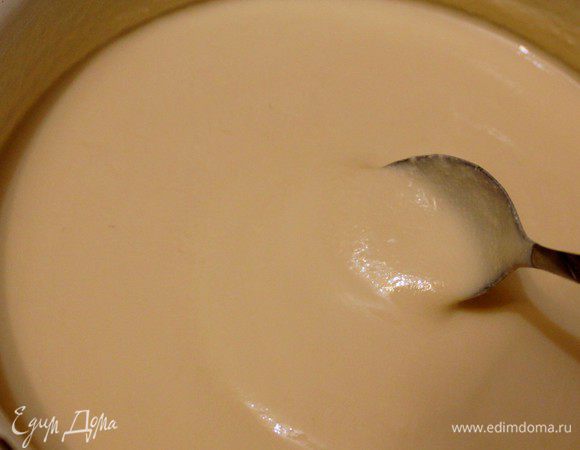 Кастрюлю укутываем одеялом и ставим в теплое место. Через 5-8 часов ряженка готова. Время зависит от тепла: чем теплее, тем быстрее.
Ряженка готова. Её уже можно пить с большим удовольствием, но…. мы идем дальше.
