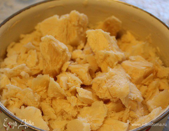 Теперь мы помещаем ряженку в морозилку и ждем полного  превращения в лед. Теперь лед ножом крошим ...