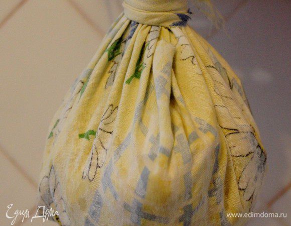 Помещаем в х/б ткань, завязываем узелок и подвешиваем. Вниз ставим емкость для сбора сыворотки.