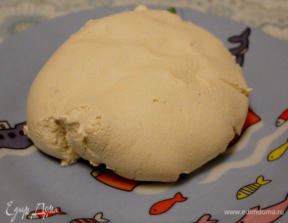 А вот и долгожданный крем-сыр из ряженки. Он превосходен. Вкус мягкий, сливочный со вкусом топленого молока. А цвет какой, посмотрите, нежно кремовый.

