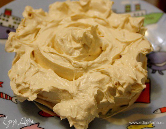 Я для демонстрации, что этот крем-сыр превосходно держит форму, ножом быстренько соорудила что-то наподобие розочки.


