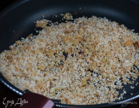В другой глубокой сковороде подрумянить в оставшемся масле хлебные крошки на среднем огне и посыпать перцем.